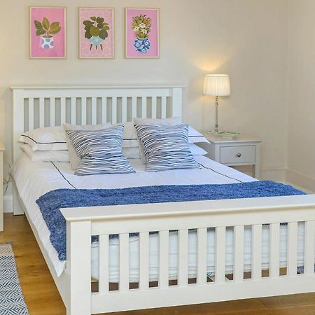 Cosy & Central Brockenhurst Flat, 2Br Екстериор снимка